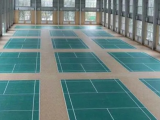 羽毛球场地地胶表面油漆清理指南，方法、工具与避坑技巧
