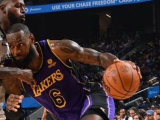 NBA战报，詹姆斯三双湖人加时险胜，库里伤退勇士前景堪忧