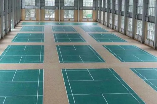 羽毛球场地地胶表面油漆清理指南，方法、工具与避坑技巧