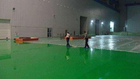 羽毛球场地地胶表面油漆清理指南，方法、工具与避坑技巧