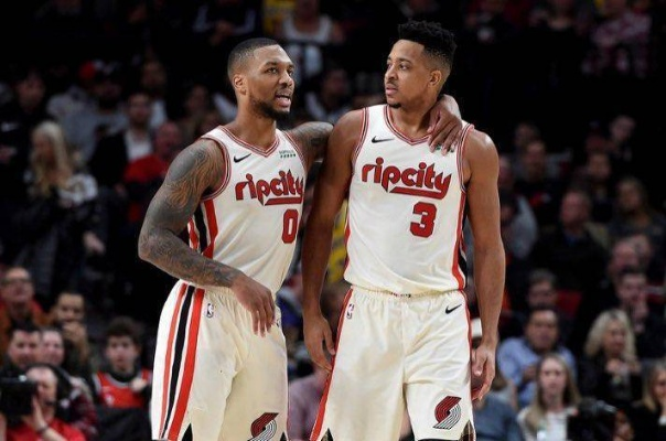 这是一个非常有趣的话题。CJ·麦科勒姆在NBA是一个特点极其鲜明、同时定位又有些尴尬的球员。为了回答他是什么级别，我们需要拆解他的技术特点、荣誉成就以及在联盟中的横向对比