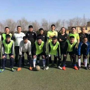 球鞋磨破三双后，我找到了那个卖足球的街角