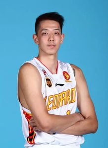 福建篮球队教练朱世龙身高之谜，矮个子教练如何撑起CBA赛场？